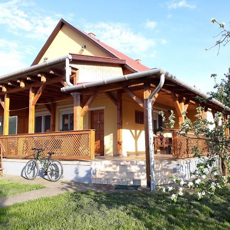 Hotel Oerveny Vendeghaz Tiszafüred Exterior foto
